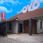 Oyo 572 Omah Gedongkuning Syariah Homestay