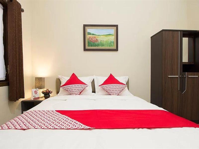 Oyo 572 Omah Gedongkuning Syariah Hotel 2*